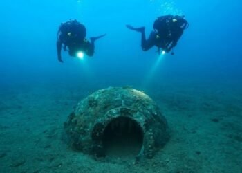 Big Historic Roman Dolium And Potential Shipwreck Discovered On The Seabed Close to Elba Island
