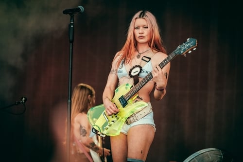 10 Moist Leg Songs We Cannot Cease Listening To