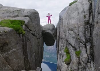 Please No Images! A Brief Movie Focuses on Vacationers’ Obsession with Capturing the Second — Colossal