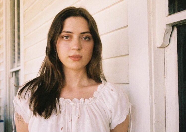 Lizzy McAlpine Bought Stella Lefty’d Over Nick Drake Soundalike On Her New Album