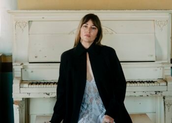 Jess Williamson Shares New Music “Hum Of The Metropolis”: Hear