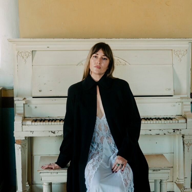 Jess Williamson Shares New Music “Hum Of The Metropolis”: Hear